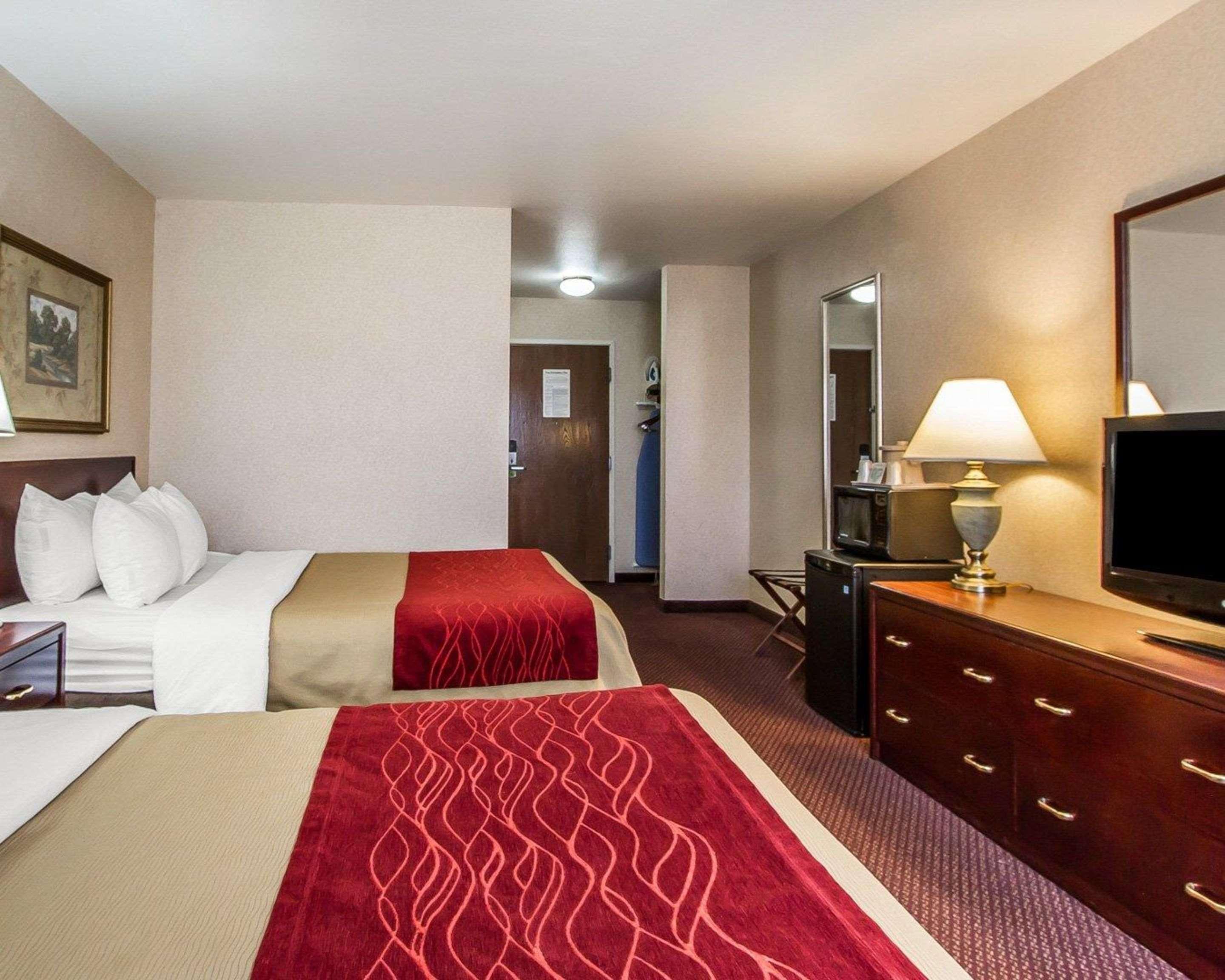 Hotel Quality & Madison Near Hwy 61 3*