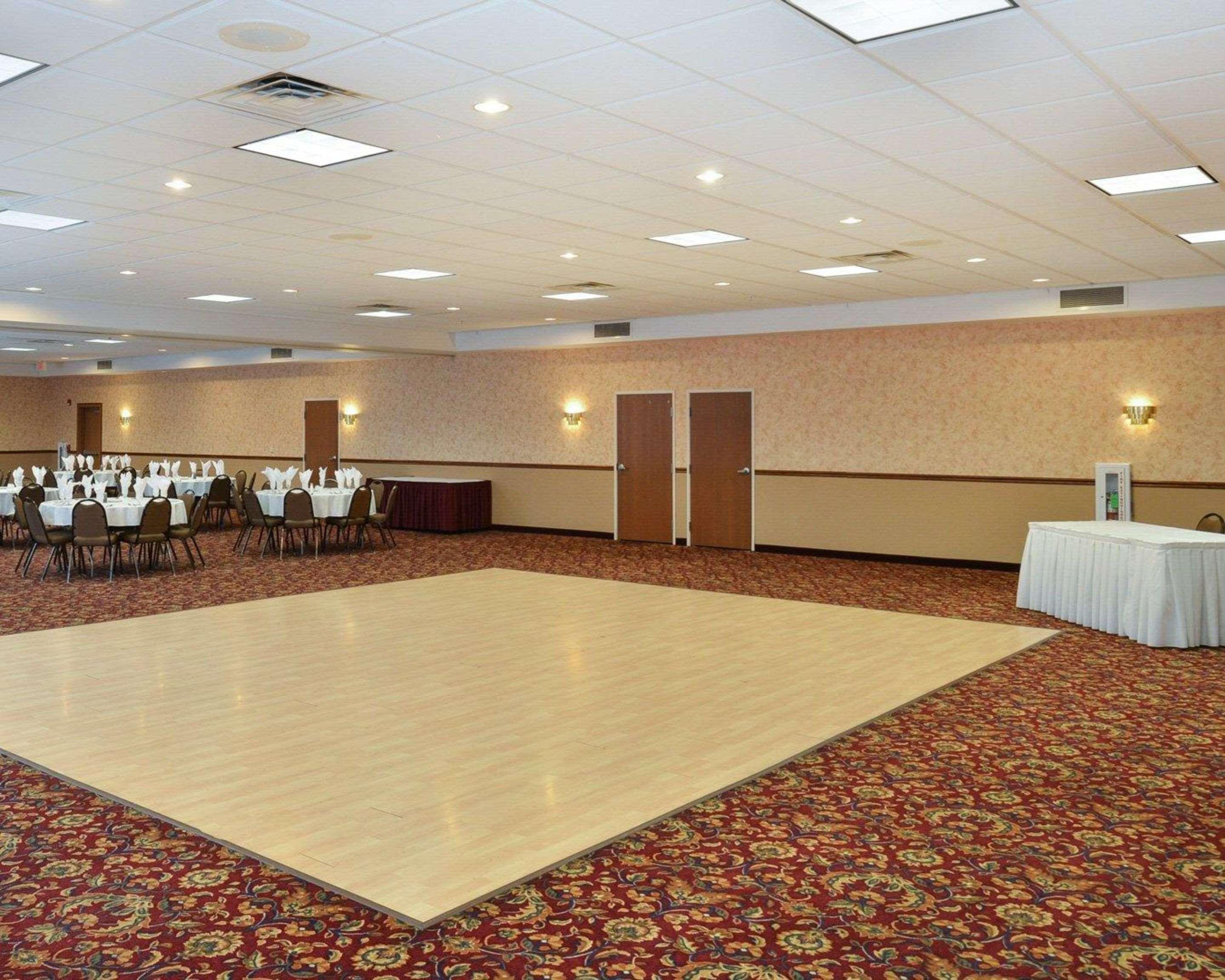 Hotel Quality & Madison Near Hwy 61 3*